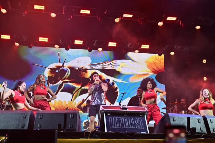 Penúltima noite da Arena de Verão lota Camburi com dois shows e transmissão em TV aberta