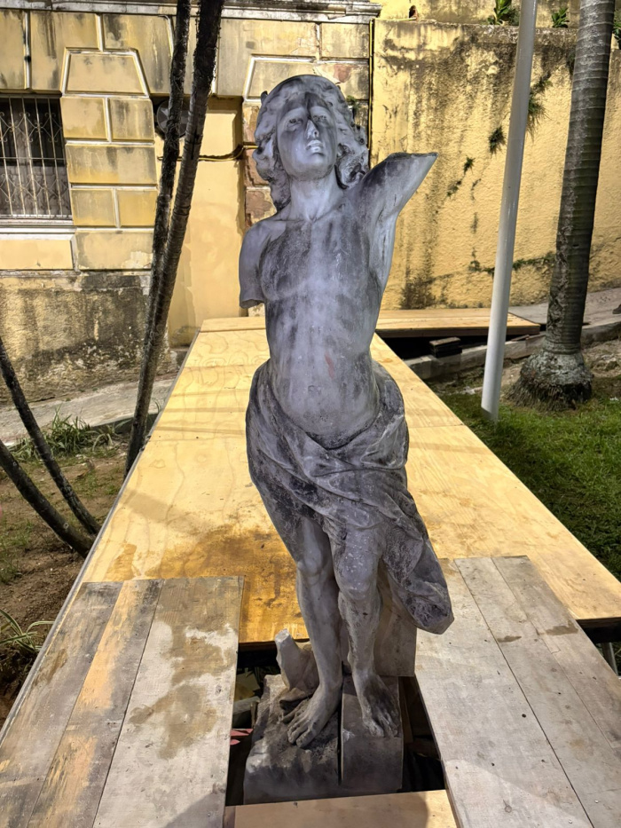 Deus Hermes recolocado no local.