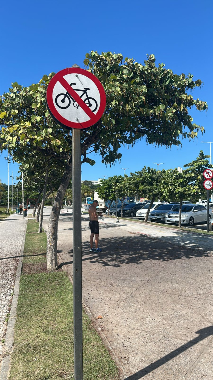 Prefeitura de Vitória implanta nova sinalização vertical na Orla de Camburi e na Mata da Praia
