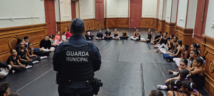 Guarda de Vitória faz roda de conversa com estudantes contra bullying