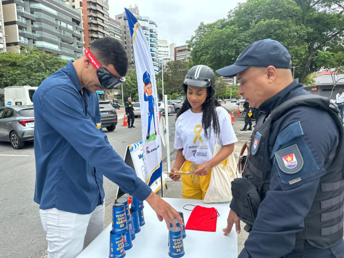 Maio Amarelo: Guarda de Vitória faz ação educativa na Praia do Canto