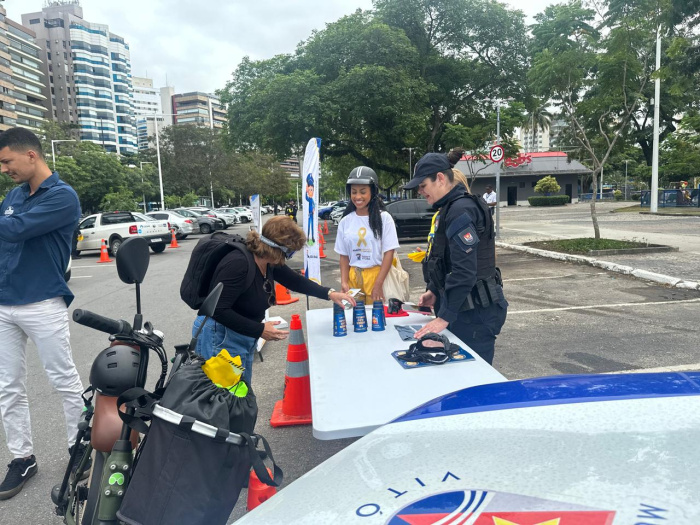 Maio Amarelo: Guarda de Vitória faz ação educativa na Praia do Canto