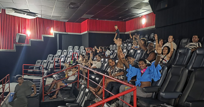 Acolhidos do Abrigo 1 vão ao cinema assistir filme sobre a vida de Michael Jackson