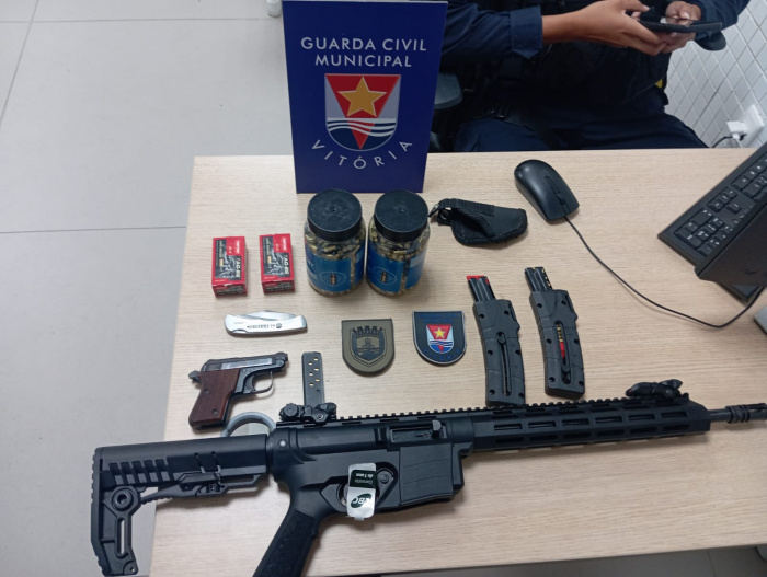 Motoristas é detido com armas e mais de mil munições em blitz em Vitória