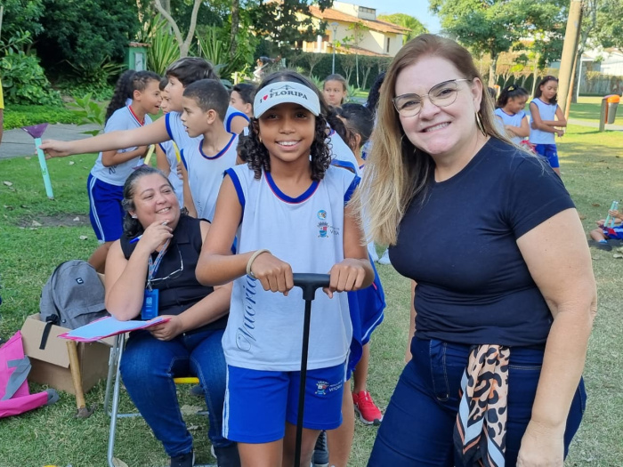 Estudantes da EMEF Custódia Dias de Campos lançam foguetes no Parque Pedra da Cebola