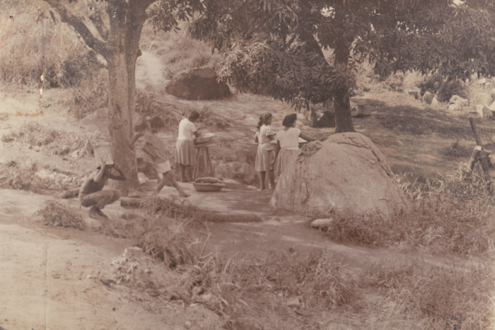 Lavadeiras lavam roupas na fonte. No local foi construído um chafariz para lavanderia comunitária.