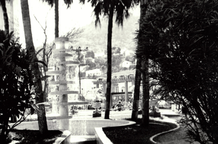 Novos chafarizes foram construídos como peças ornamentais. Vista do lago do Parque Moscoso. 1970