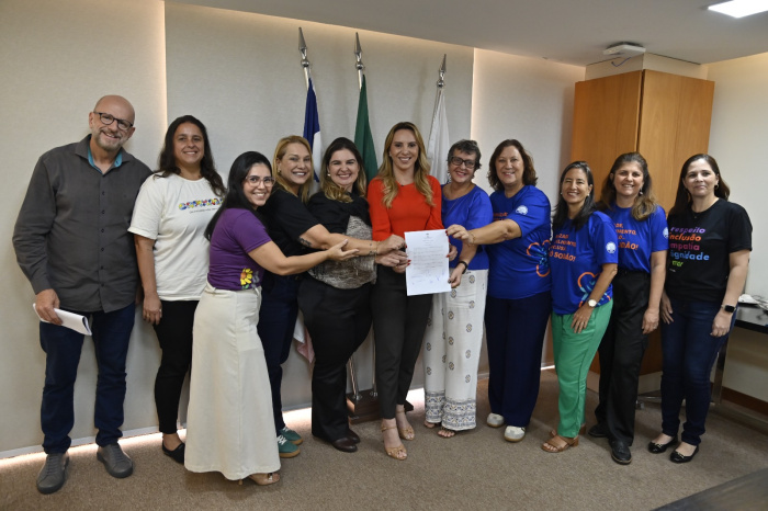 Assinatura dos termos aditivos com a APAE AMAES e Vitória Down