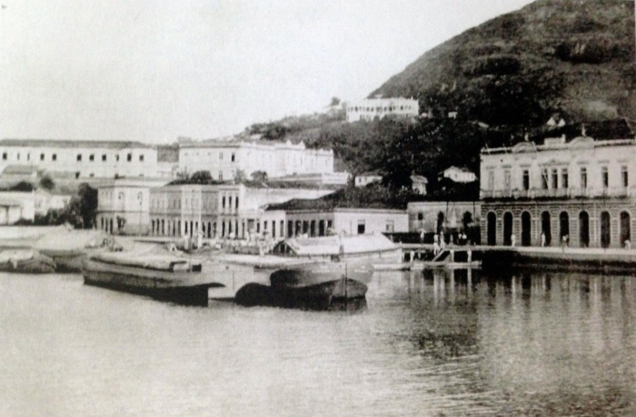 Vista do antigo Cais dos Padres. No alto, o Palácio das Águias. Década de 1920