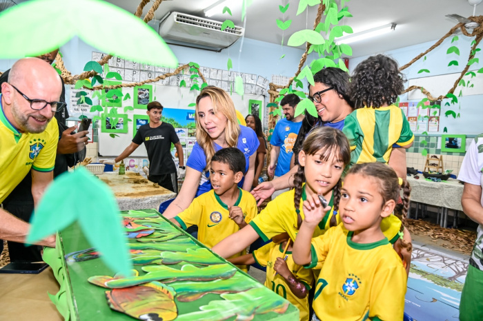 A prefeita de Vitória, Cris Samorini, acompanhou os mais de 40 serviços oferecidos na ação