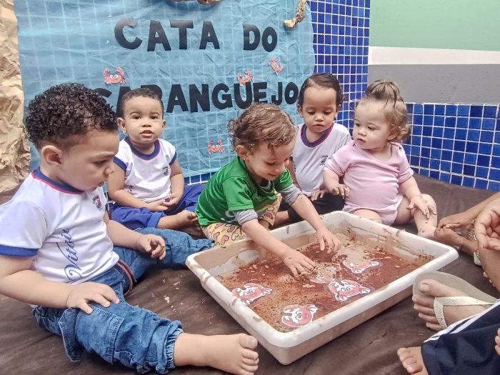 Crianças aprendem sobre cata do caranguejo