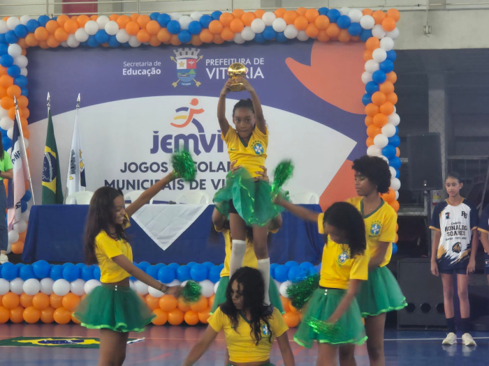 Grupo de dança fazendo apresentação na Cerimônia de Abertura do 54º JEMVI