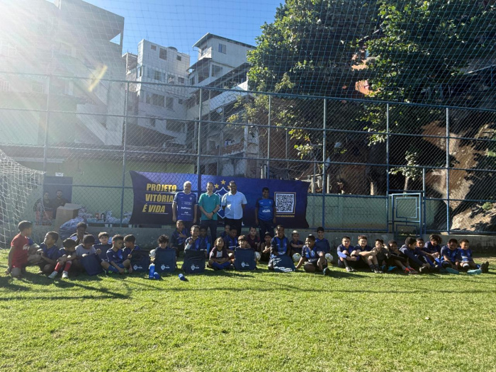 Entrega de kit esportivo do projeto Vitória é Vida no núcleo Boimfim