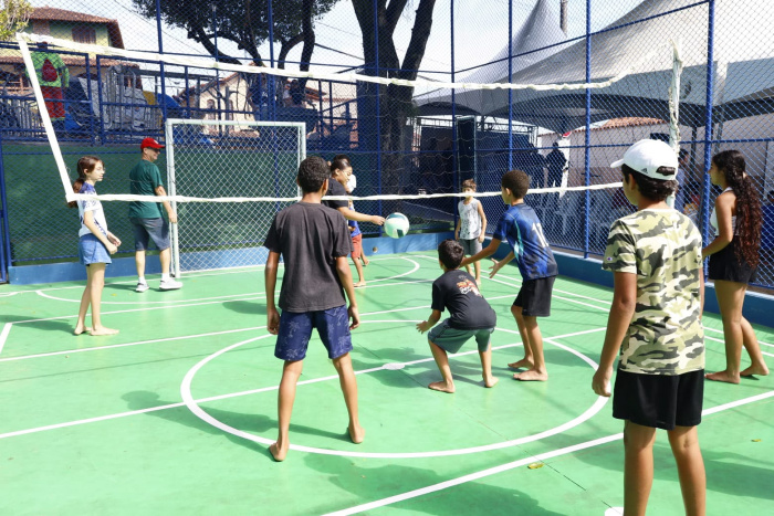 Bairro Universitário ganha praça revitalizada com nova miniquadra e áreas de convivência