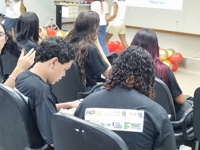 Estudantes de Vitória iniciam formação em programação e robótica