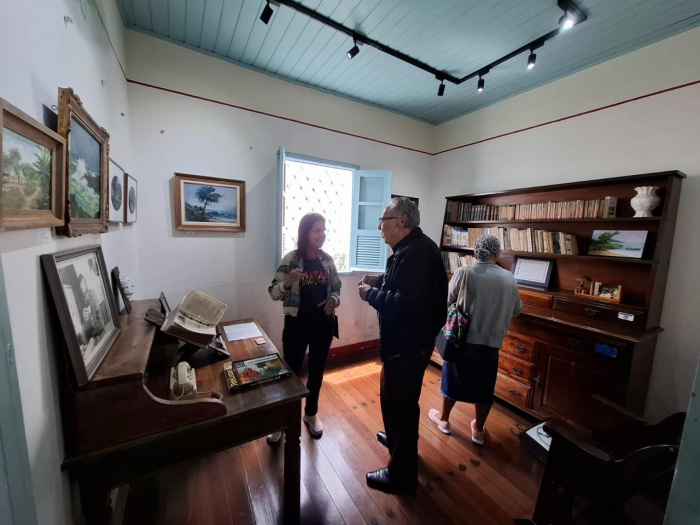 Senhor Odair Ferreira Santana visita museu Homero Massena