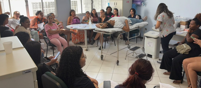 Equipe da US Bonfim faz demonstração da inserção do implante contraceptivo