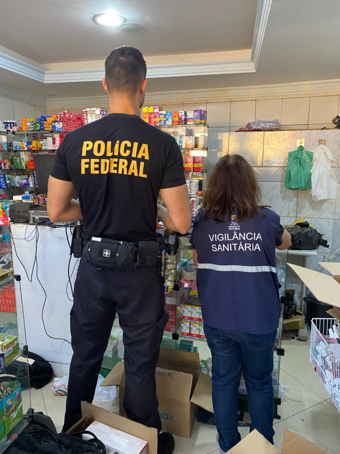 Vigilância Sanitária de Vitória participa de operação conjunta com a PF e interdita farmácia