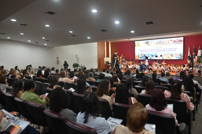 Seminário da Primeira Infância com profissionais da Educação