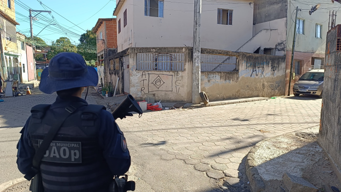 Guarda de Vitória coordena ação para apagar símbolos de facções e reforçar sensação de segurança