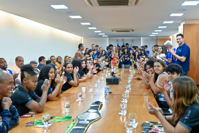 Atletas que são destaque visitam a PMV