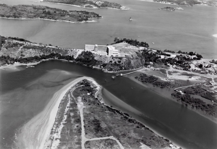 Canal da Passagem e Morro da Barrinha, com o Colégio Sacré-Coeur. Ilhas do Boi e do Frade. 1960