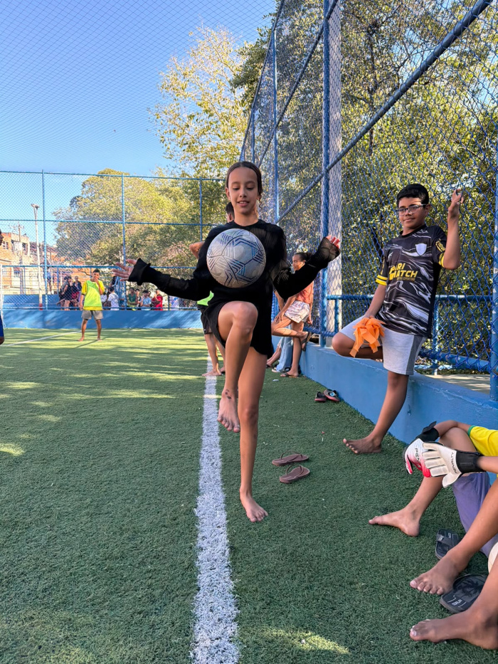 Gabrielly fazendo embaixadinhas no Festival da Convivência de Nova Palestina