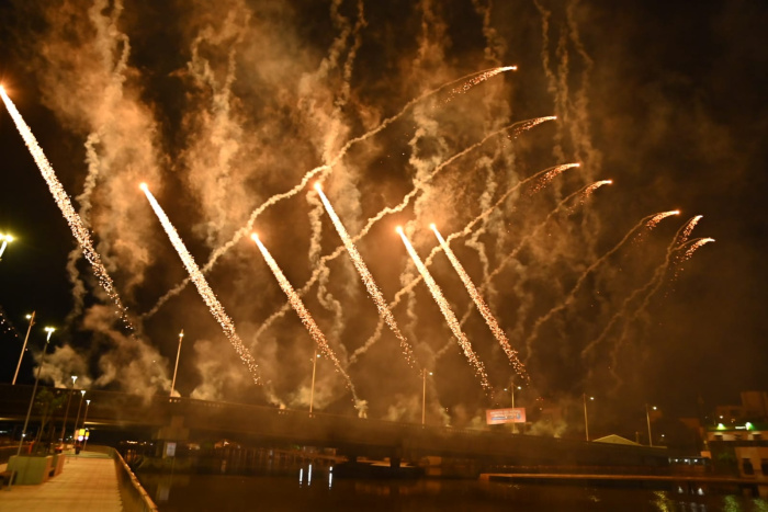 Fogos de artifício da inauguração do Canal de Camburi