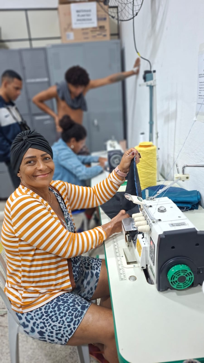 Iana Susan costurando sua peça