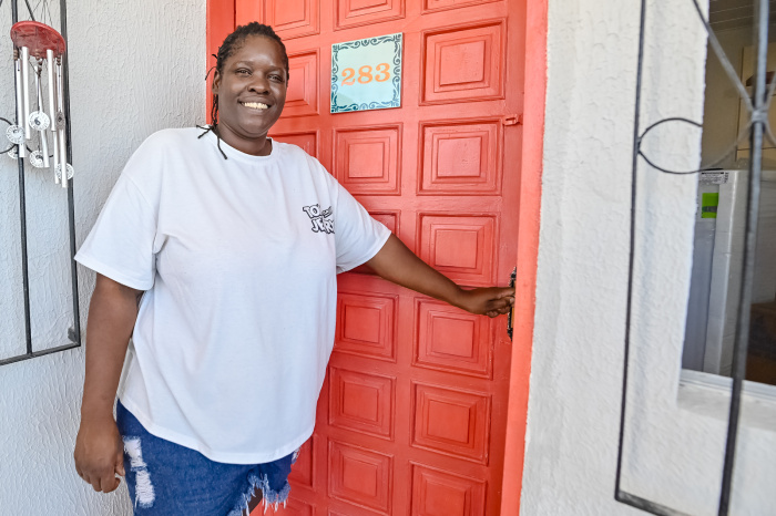 Entrega de Melhorias Habitacionais do Projeto Casa Feliz e Segura em Jesus de Nazareth - Nanachara Regis (beneficiária)