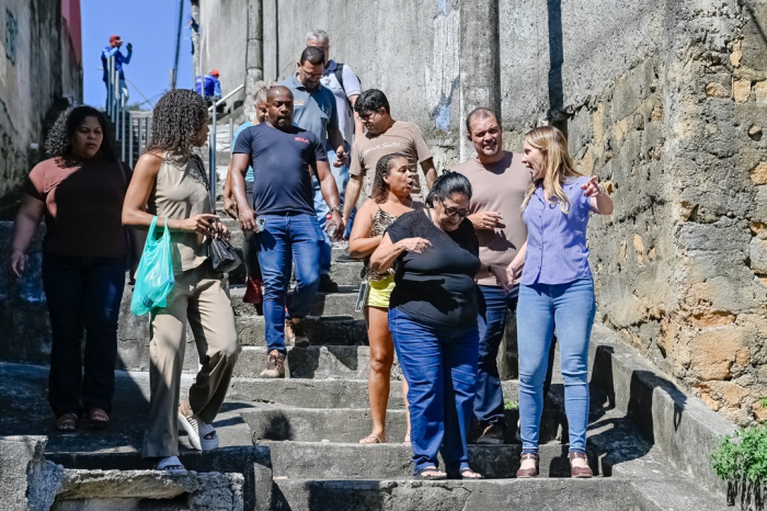 Instalação de Corrimão na Escadaria Maria Thereza Rodrigues Nobre no Bairro Estrelinha