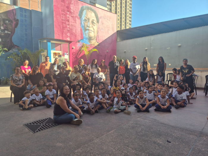 Contação de história no Mucane com estudantes do Cmei Ernestina Pessoa