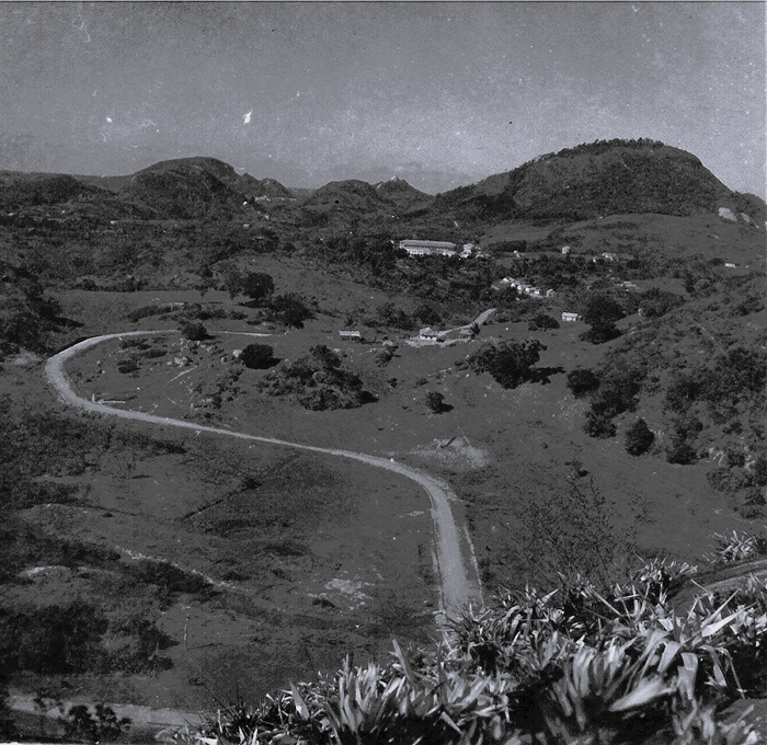 Vista da Estrada do Contorno, próxima ao Sítio da Batalha. Ao fundo, Convento da Penha
