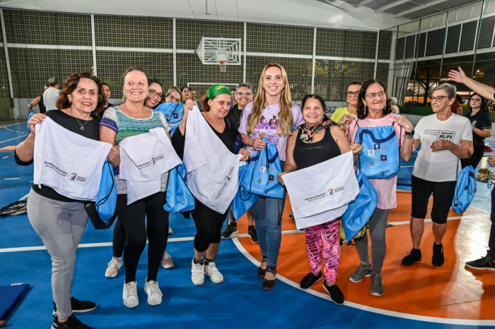 Entrega de kits de materias esportivos nos Núcleos de Futsal e Ginástica Noturna de Jardim da Penha