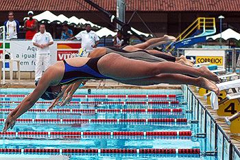 Natação Feminina em Piscina