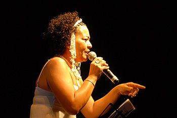 Cantora Cyara na Estação Porto