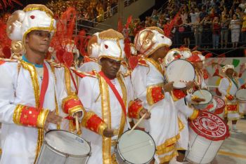 Bateria da Escola de Samba Unidos de Barreiros no Carnaval de 2008