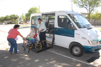 Transporte porta-a-porta, ônibus adaptado para deficientes físicos
