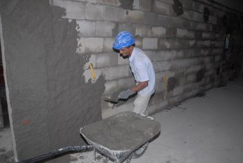 Pedreiro trabalhando em Obra