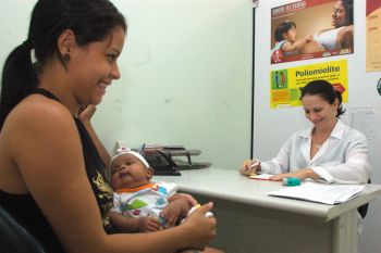 Récem-nascido sendo atendido por médico