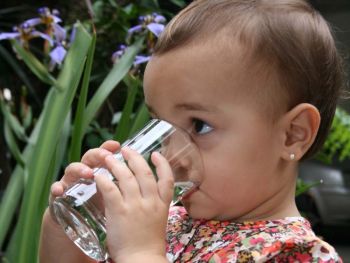 Criança bebendo água