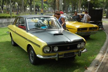 Exposição de carros antigos no Parque Moscoso