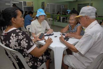 idosos jogando dominó