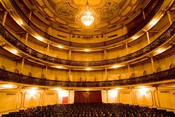 Galeria do teatro, vazia e iluminada