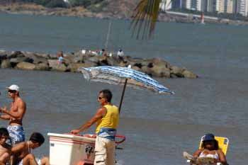 ambulante na praia de camburi