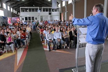 Inauguração do Edifício Estoril, João Coser discursando ao público presente