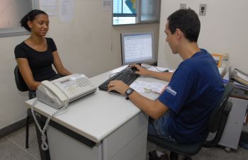 Josiane Mendes fazendo a matrícula da filha na EMEF Padre Anchieta