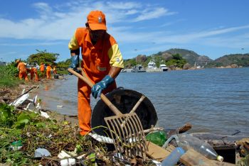 Gari recolhe lixo em Mutirão de Limpeza na Praia da Capitania dos Portos