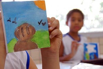 Oficina de artes na Escola Éber Louzada Zipinotti