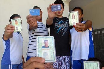 Alunos da 8ª série mostrando documentos pessoais